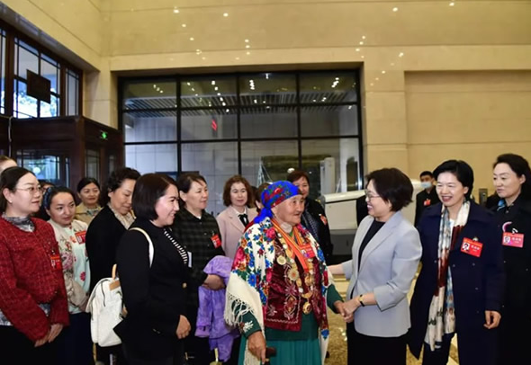 中国妇女十三大各代表团抵京 黄晓薇等在大会驻地迎接…