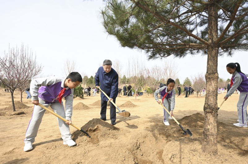 习近平在参加首都义务植树活动时强调 为山川大地增添锦绣 让中…